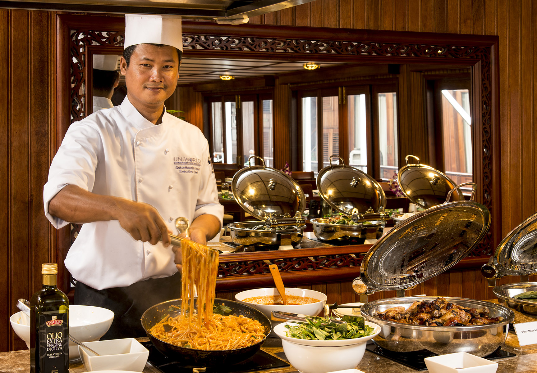 Pandaw RV Bassac Dining.jpg